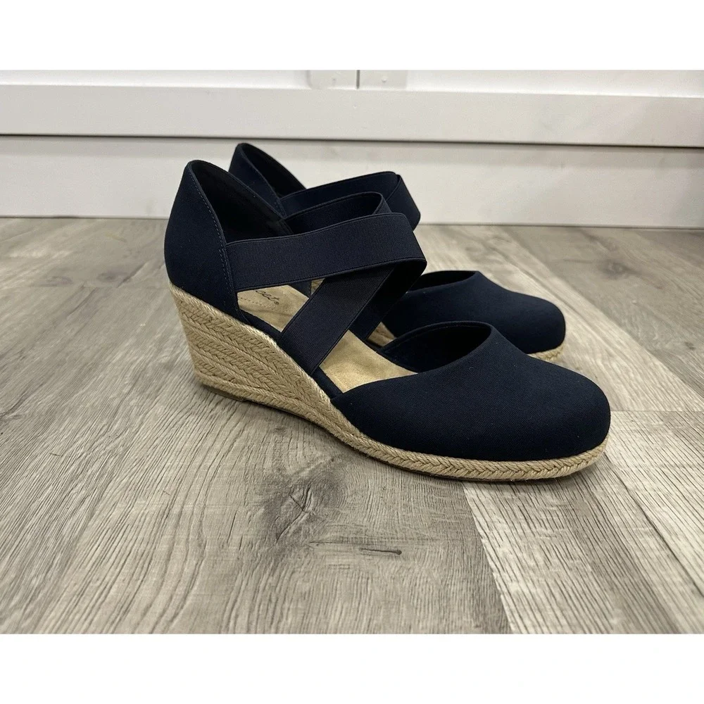 New in box Easy Street Navy Espadrille Wedge Sandals 11w